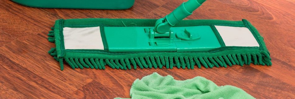 Zmywanie podłogi zielonym mopem