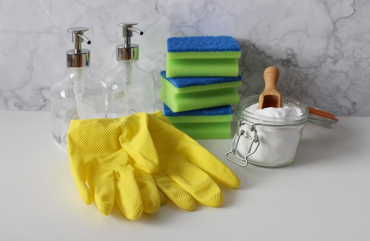 Akcesoria do sprzątania: rękawiczki, gąbki, chemia
